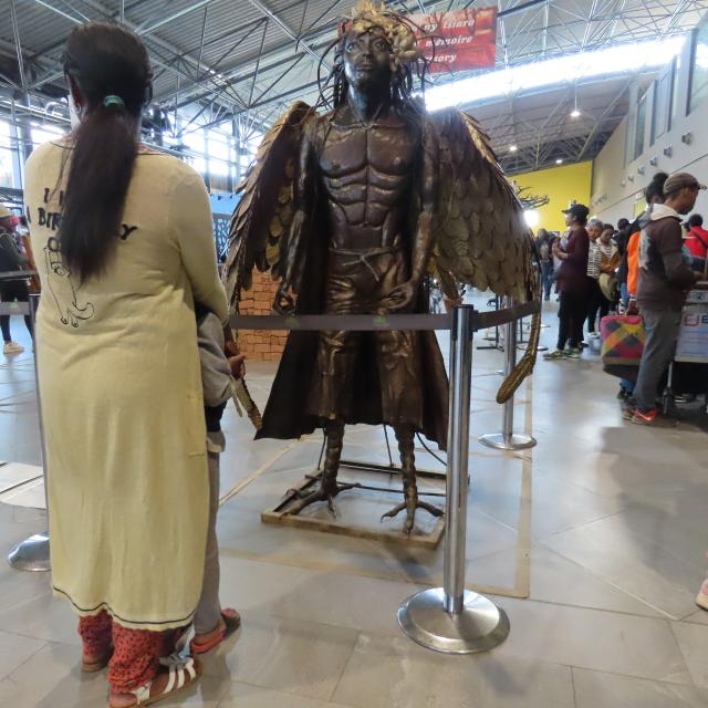 A&eacute;roport international Ivato : Le hall de l&rsquo;a&eacute;roport international Ivato accueille r&eacute;guli&egrave;rement des expositions culturelles