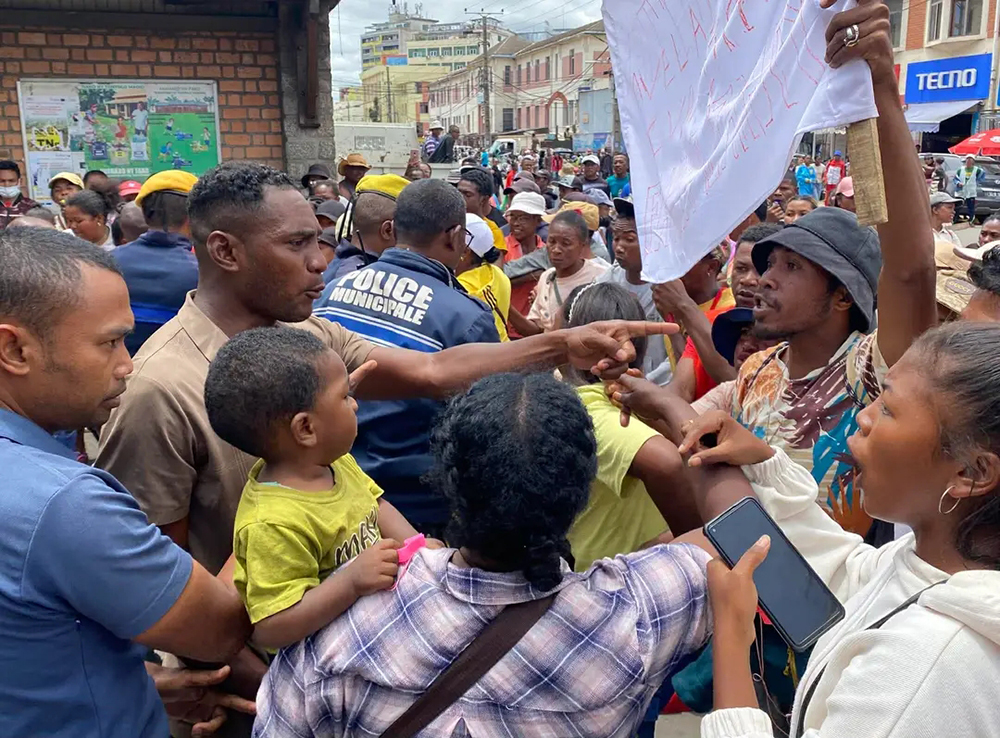 ASSAINISSEMENT – Des vendeurs de rue mécontents bloquent la circulation