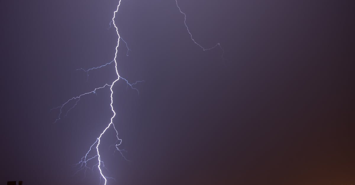 découvrez les phénomènes et la puissance d'un éclair, une décharge électrique spectaculaire qui illumine le ciel lors d'un orage.