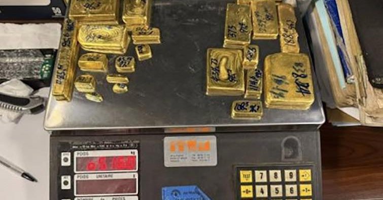 Douane : saisie de plus de 250 000 dollars et de 5 kilos d&rsquo;or à Ivato et Nosy-Be