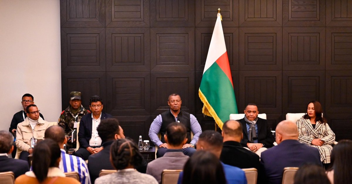 Russie : le colonel Randrianirina rencontre la diaspora malgache