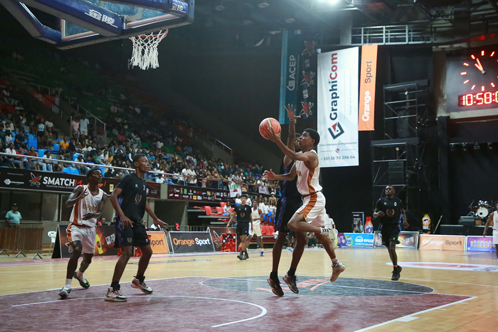 BASKETBALL 5×5 – GARÇONS – L’UPRIM renverse l’ISFPS Leader