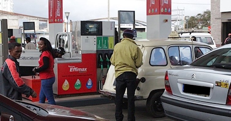 Carburants : baisse surprise des prix malgré les tensions au Moyen-Orient