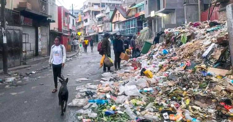 Antananarivo étouffe sous les ordures